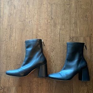 Black roundtoe boots